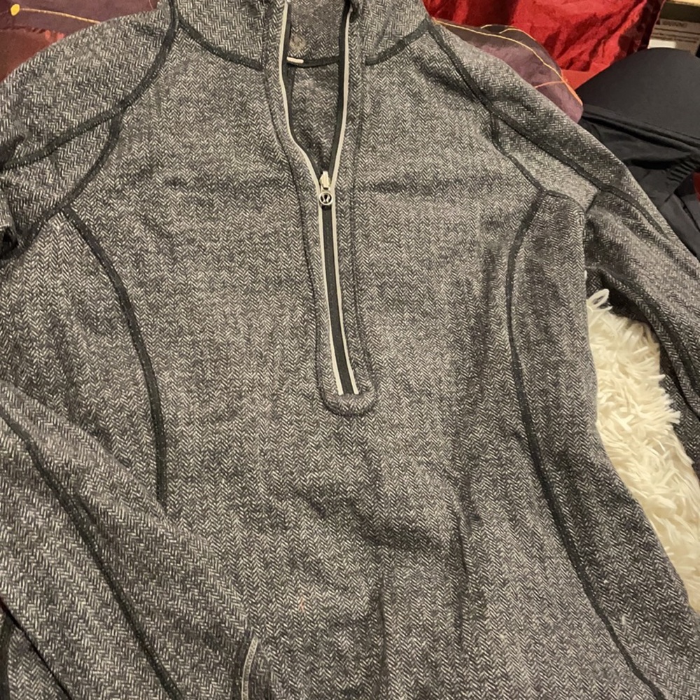 Lululemon pull over in excellent condition no pilling